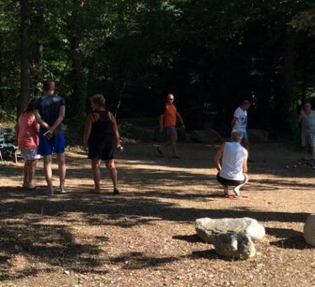 Camping avec boulodrome ombragé