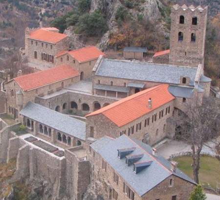 L'abbaye Saint Martin du Canigó dans les Pyrénées Orientales