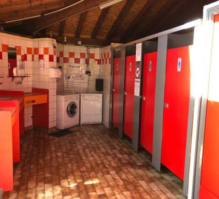 un sanitaire avec laverie au camping dans les Pyrénées Orientales
